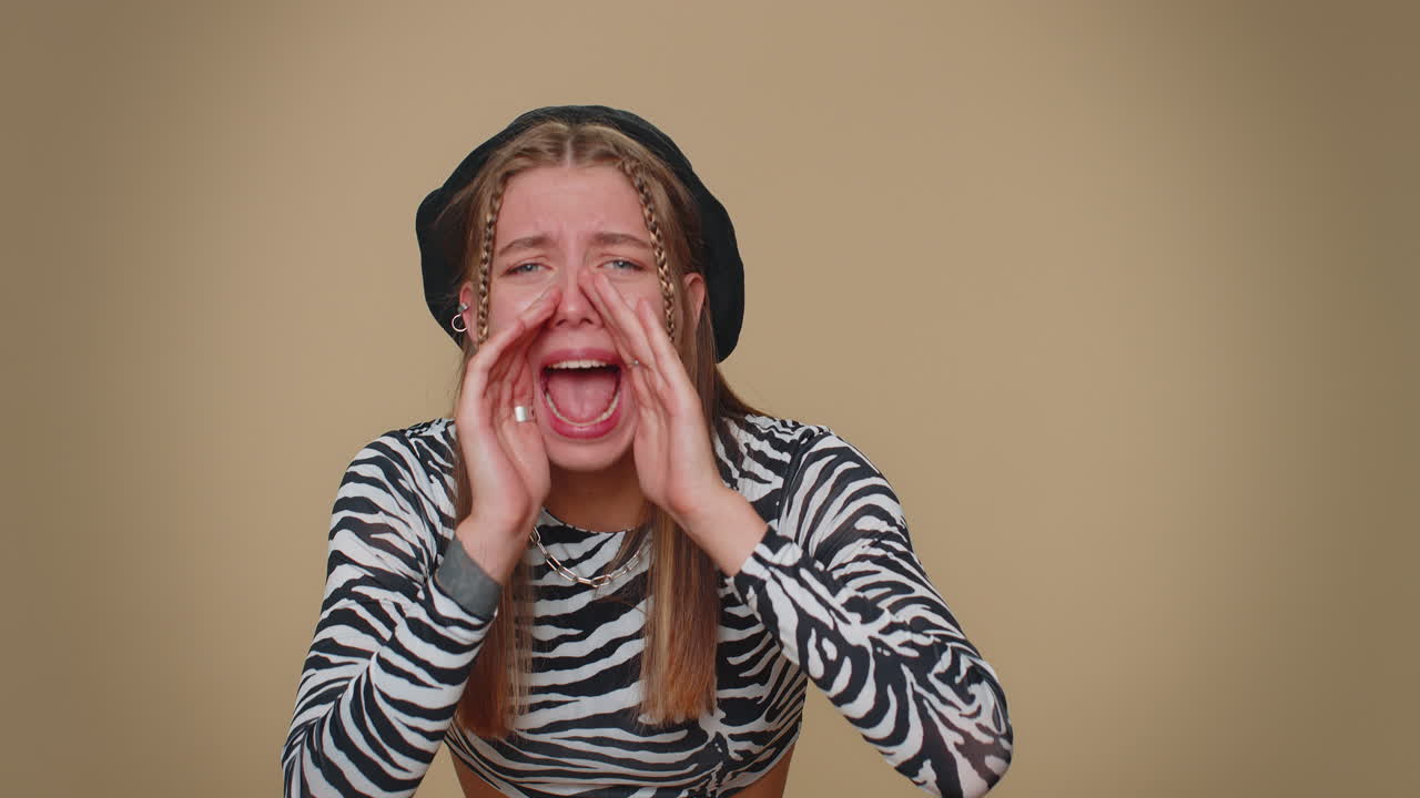 mujer sosteniendo las manos cerca de la boca gritando en voz alta, gritando, berrando, anuncia descuentos venta, hola
