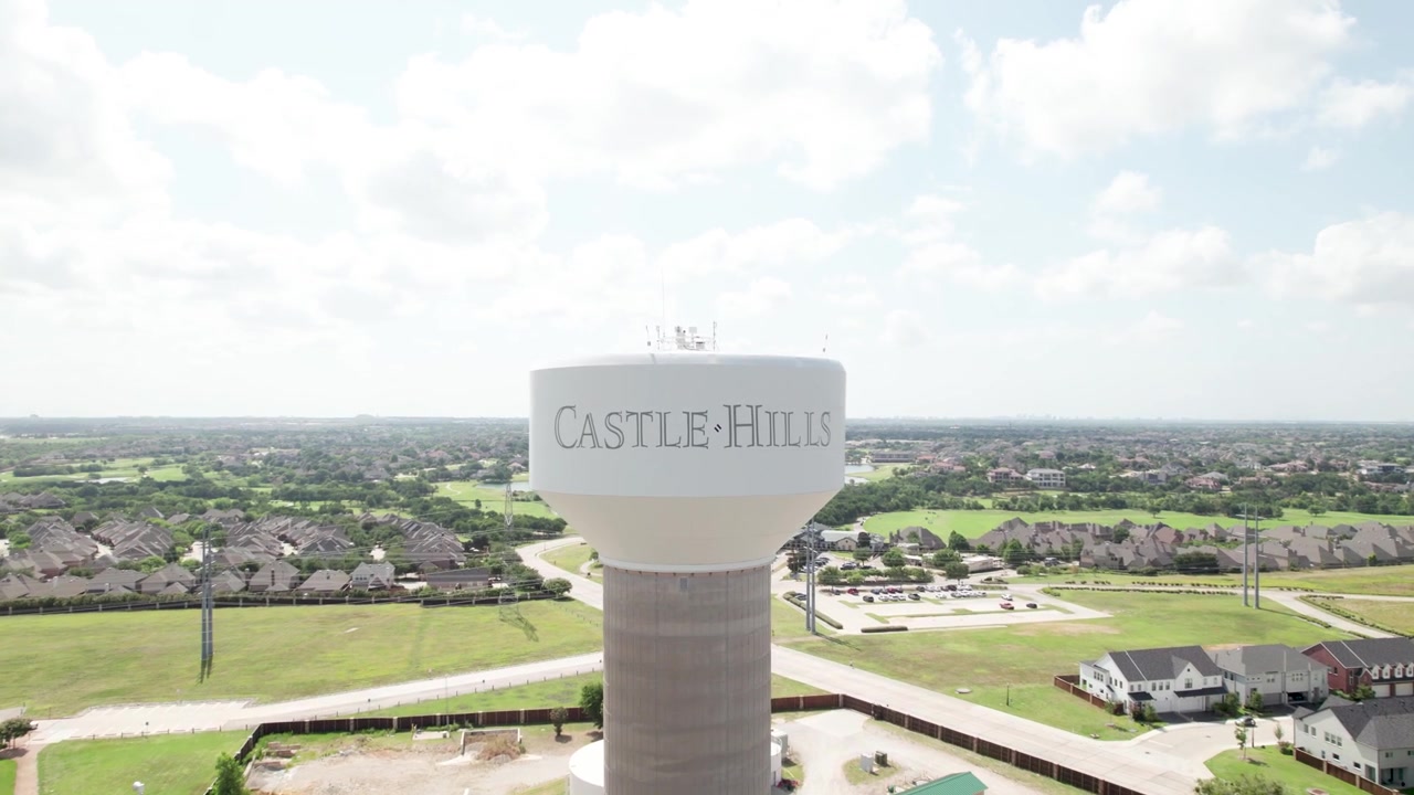 Video aereo della Torre dell'Acqua di Castle Hills a Castle Hills, Texas. La telecamera si avvicina da lunga distanza e a velocità elevata