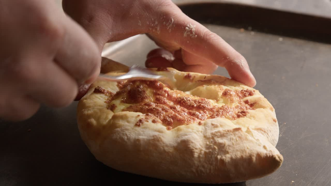 Khachapuri appena sfornato – piatto tradizionale georgiano, pane ripieno di formaggio