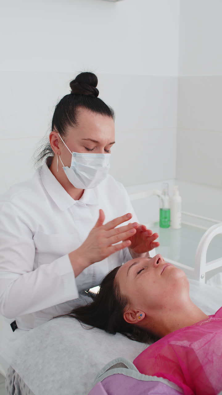 terapeuta de cosmetología haciendo mujer relajante spa masaje facial con las manos en el salón de desintoxicación y curación