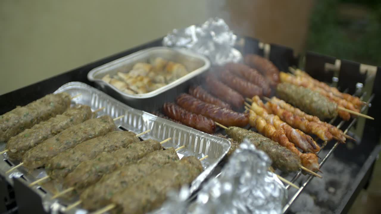 배경에 대한 뜨거운 숯 클로즈업