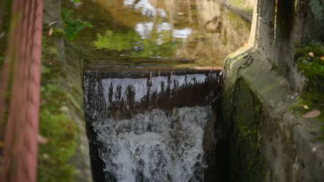 Pequeña-Cascada-Cae-Sobre-El-Hormigón