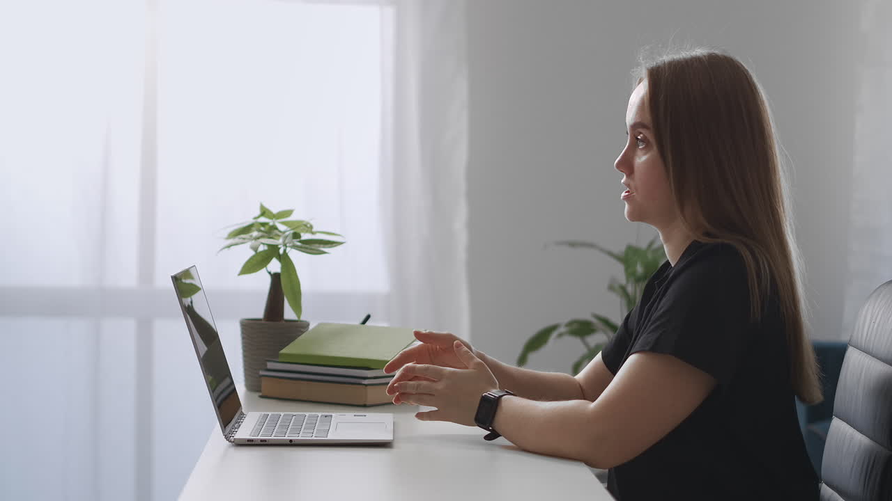 여성 코치가 온라인으로 컨설팅을 하고, 노트북의 웹캠으로 이야기하고, 설명하고, 제스티컬레이션하고, 웨비나르를 하고, 현대 전문의의 강연을 하고, 원격 컨설팅과 학습을 하고 있다.