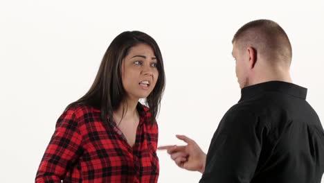 pareja discutiendo
