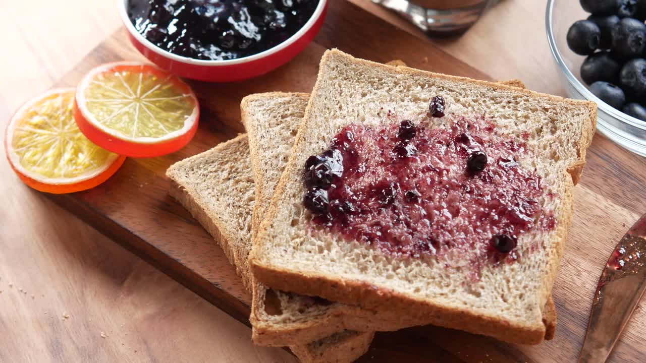 здоровый тост с ягодным варенем на завтрак