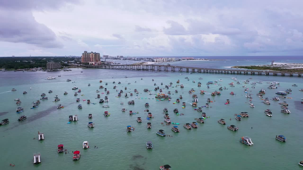 vista aérea de drones volando sobre la isla cangrejo hacia el puente que va al puerto de destino en el panhandle de florida