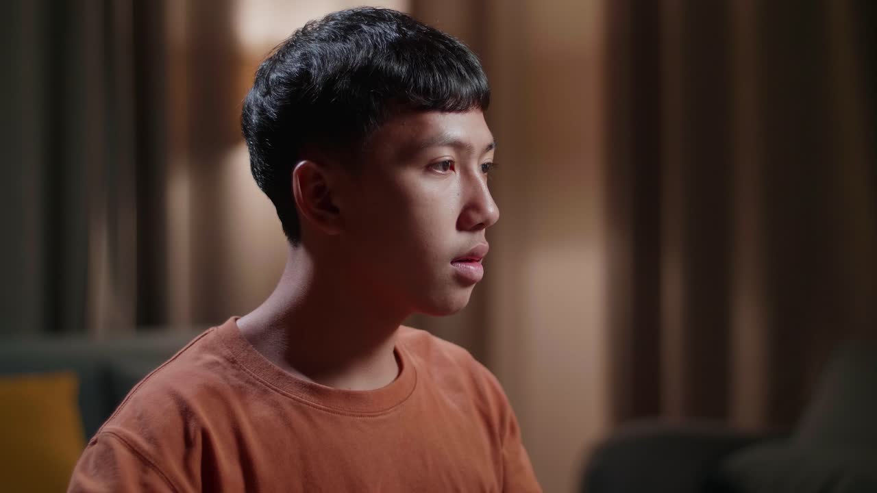 십대 는 걱정 하고 걱정 하고 있는 것 같다