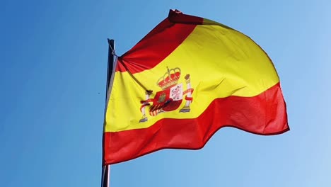 Imágenes-De-La-Bandera-Española-En-Cámara-Lenta,-Filmadas-En-España