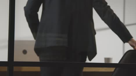 창문을 통해 본 여성 면접관이 취업을 위해 사무실에서 면접을 보는 남성 후보자