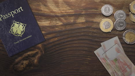 pasaporte de viaje y dinero en madera