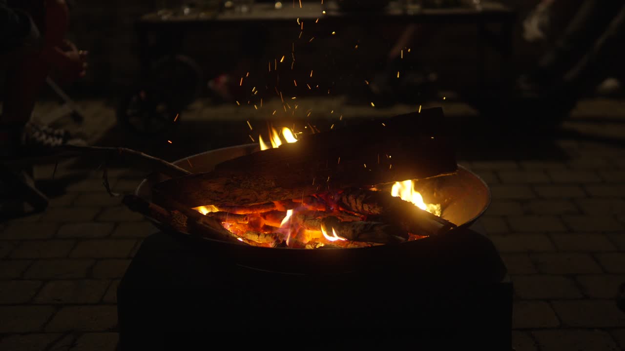 캠프 불을 태우고, 나무 불이 걱거리는 벽난로 안, 야외 캠프