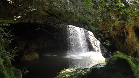 Cascada-Secreta-Que-Se-Derrama-En-La-Pintoresca-Formación-De-Piscinas-Rocosas-De-La-Selva-Tropical-En-Lo-Profundo-De-Gondwana,-Australia,-área-Del-Patrimonio-Mundial