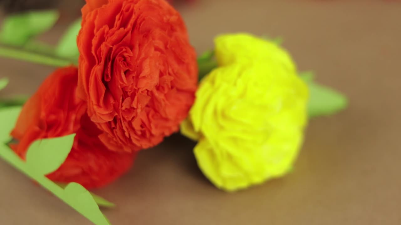 cempasuchil flor de papel amarillo y naranja para el dia de muertos en mexico