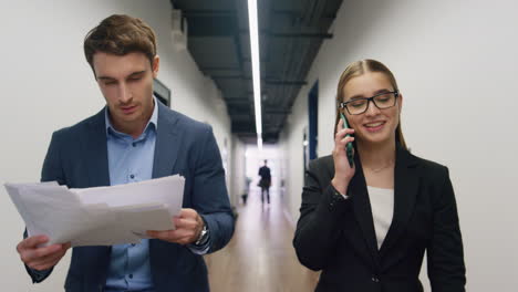 Zufriedener-Mitarbeiter,-Der-Im-Büro-Mit-Dem-Smartphone-Spricht.-Lächelnder-Manager,-Der-Den-Vertrag-überprüft