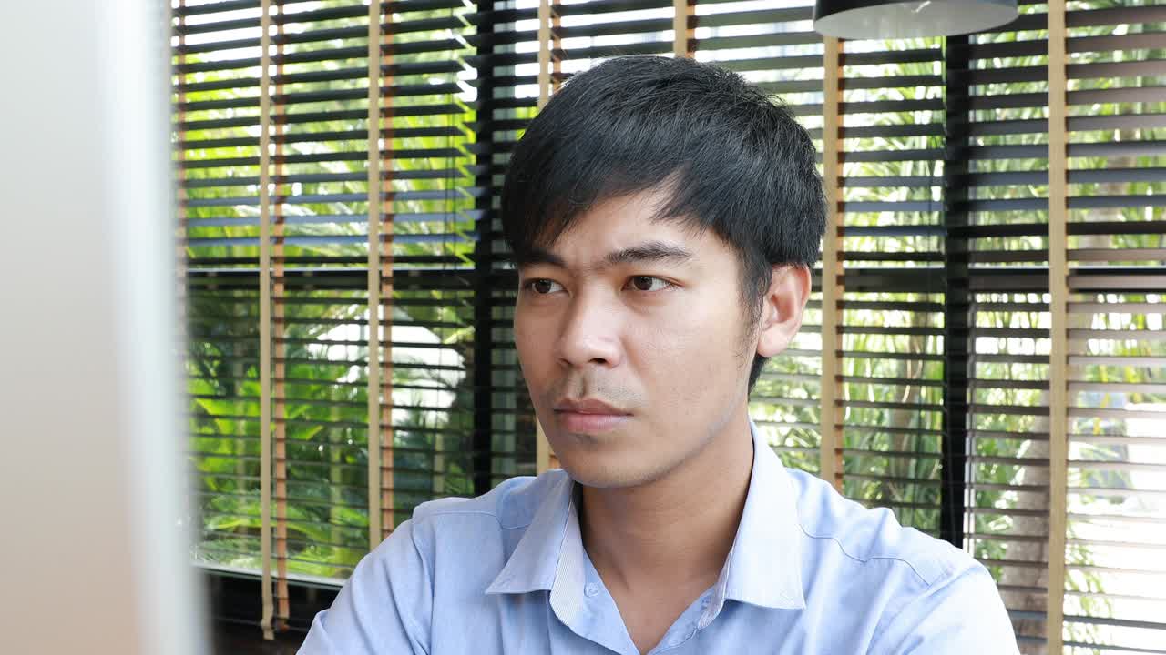 컴퓨터와 함께 일하는 심각한 사람의 얼굴과 느낌을 가까이