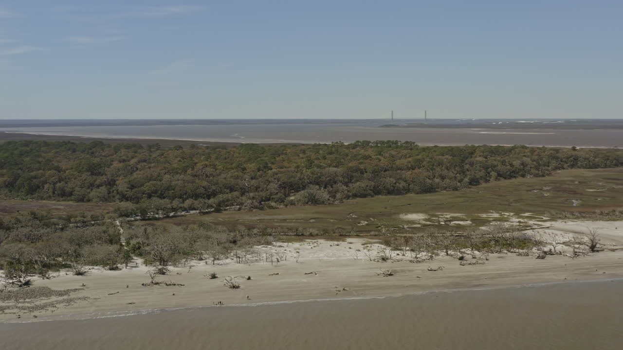 jekyll island georgia vista aérea v1 vista panorámica izquierda del bosque, la playa y el océano atlántico - marzo de 2020