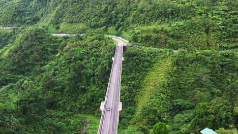 Motorrad-überholt-Auto,-Das-Durch-Die-Agas-Agas-Brücke-In-Sogod,-Southern-Leyte,-Philippinen,-Antenne-Fährt