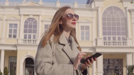mujer usando el teléfono afuera