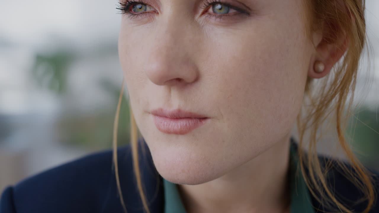 retrato de cerca hermosa joven mujer de negocios con aspecto pensativo mujer empresaria con aspecto contemplativo sensual belleza femenina cámara lenta