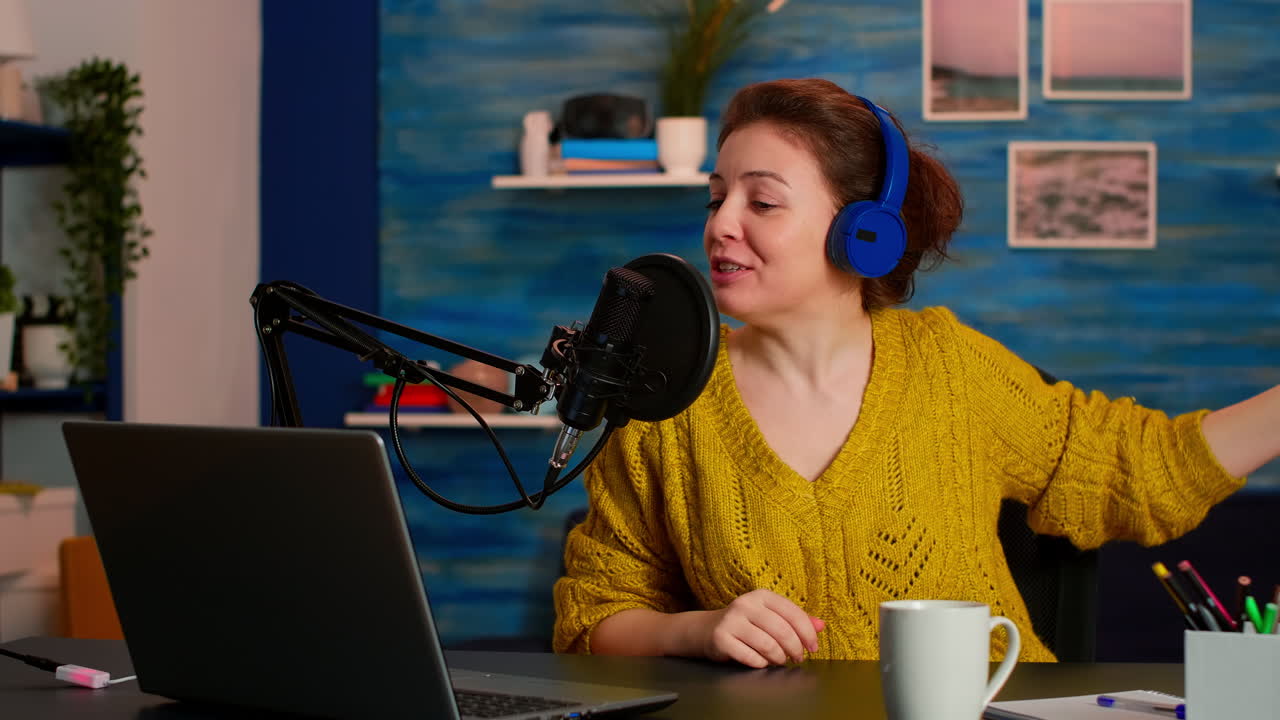 Spændt influencer optager vlog i stuen
