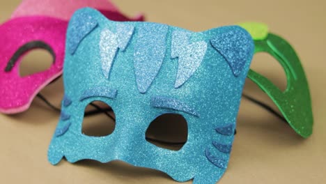 Lustige-Und-Stilvolle-Kinder-Gesichtsmasken-Mit-Kätzchenmotiv-Aus-Diamantschaum