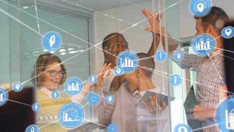 red de iconos digitales contra diversos colegas de oficina que se dan los cinco en la oficina