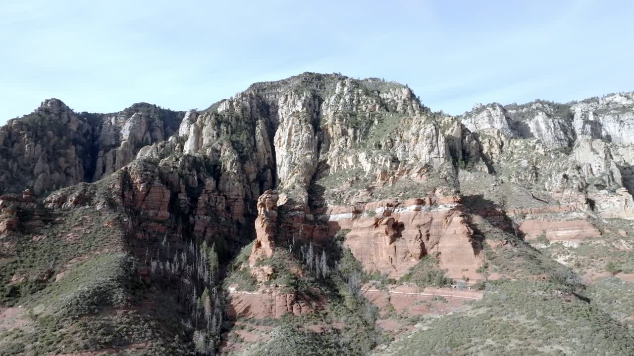 애리조나 주 세도나에 있는 레드 록 산맥과 버트 (red rock mountains and buttes in sedona, arizona) 에서 드론 비디오가 원을 가로질러 움직이고 있다.
