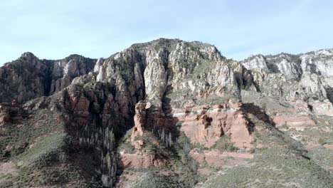 Red-rock-mountains-and-buttes-in-Sedona,-Arizona-with-drone-video-moving-in-a-circle