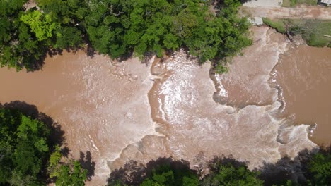 antena: río crecido después de fuertes lluvias, cataratas de agua azul méxico, 4k de arriba hacia abajo