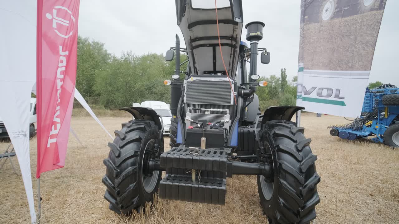 전시회에서 농업 기계의 시연. 트랙터는 현장에서 작동하여 그들의 능력과 성능을 전시합니다.