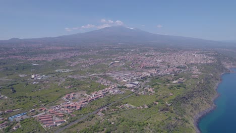 fotografía aérea de la ciudad de acireale en sicilia, italia con una impresionante vista del volcán etna