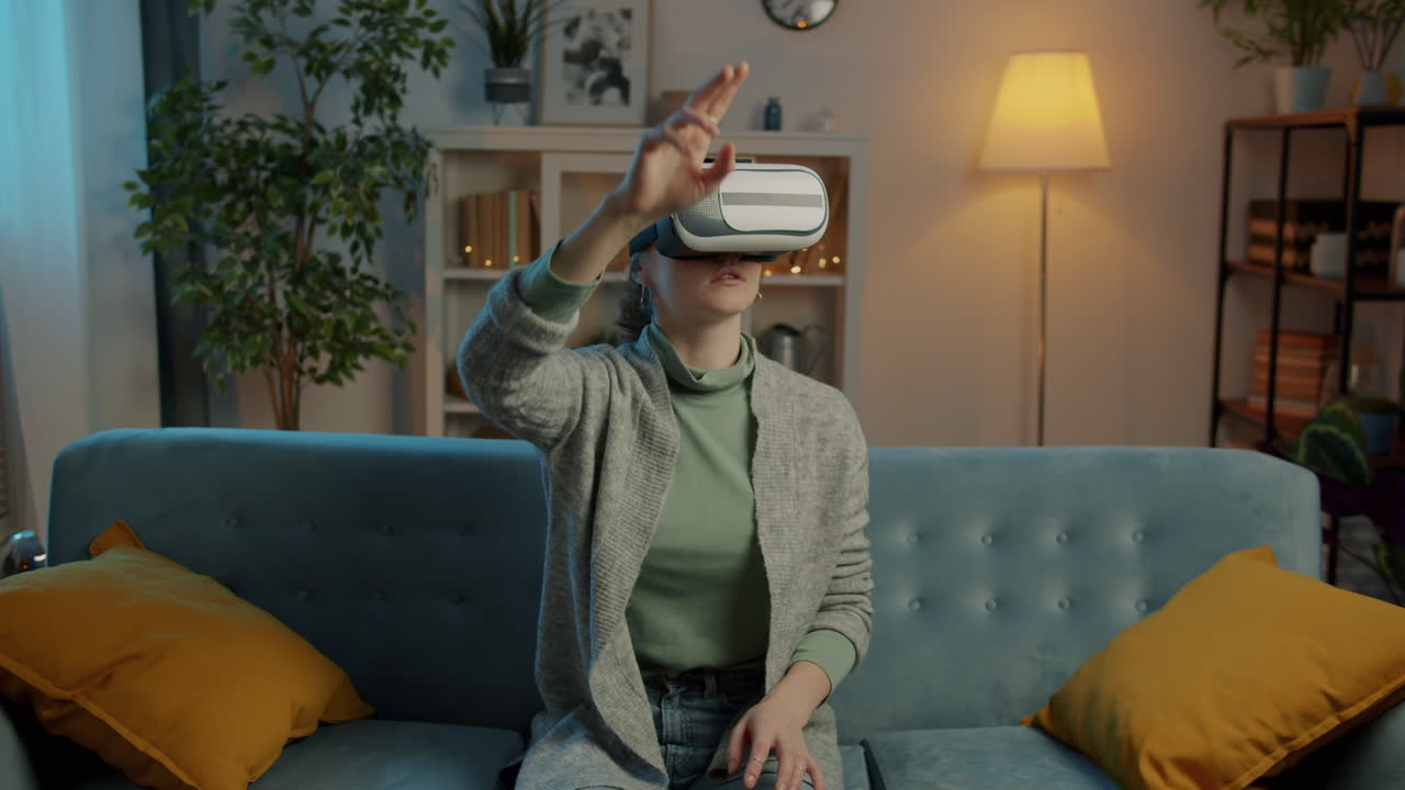 mujer usando auriculares vr