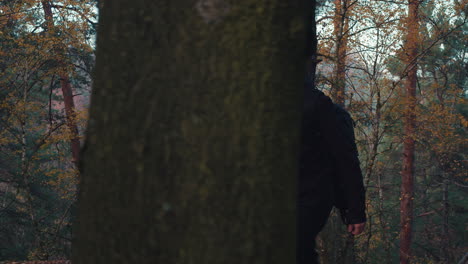 turista con mascarilla y caminando en el bosque, vida después de la pandemia de covid, toma de vista lateral larga