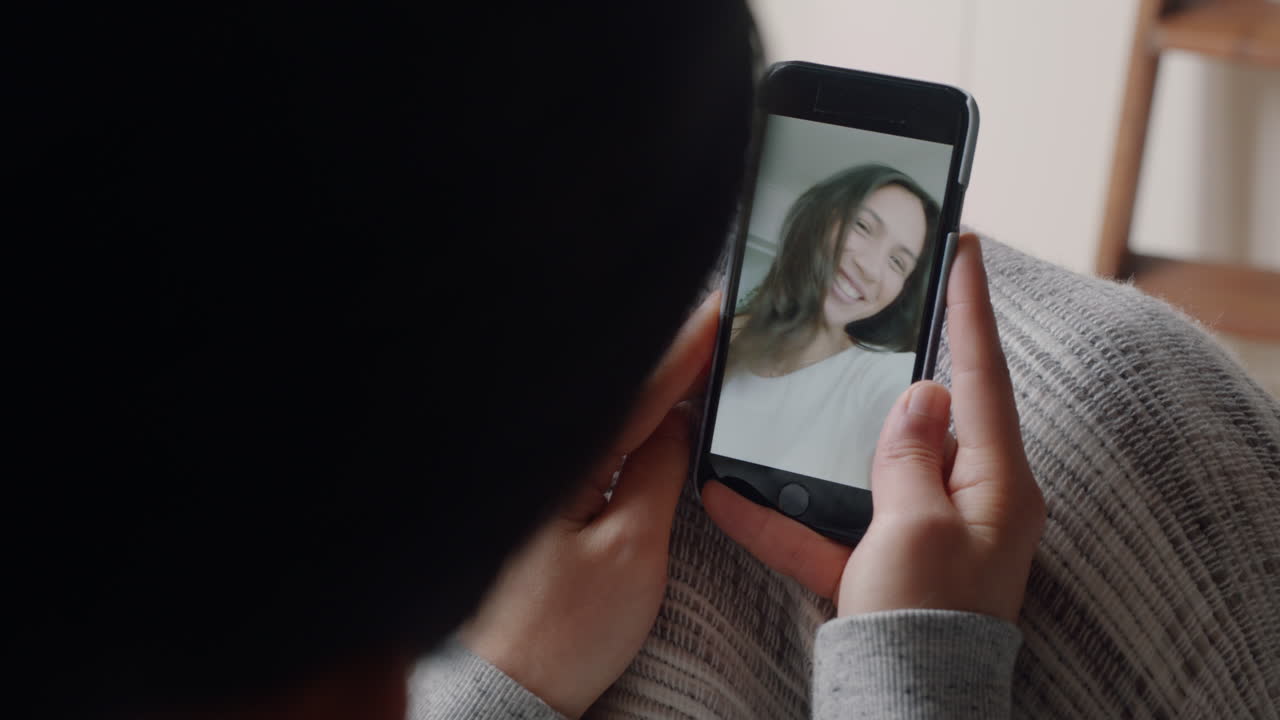 mujer joven teniendo video chat usando teléfono inteligente en casa hablando con un amigo disfrutando de la conversación compartiendo estilo de vida en el teléfono móvil