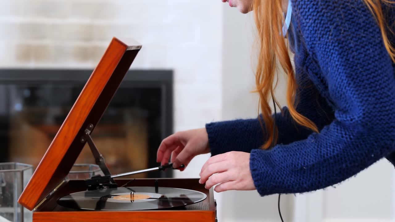 Bella donna che sistema un compact disc nel giradischi 4k