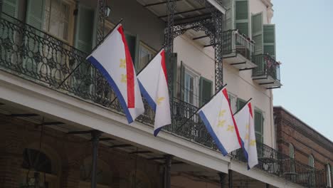 las banderas de la ciudad de nueva orleans en el balcón del barrio francés