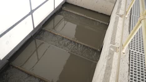vista de la piscina de aguas residuales desde el puente de mantenimiento