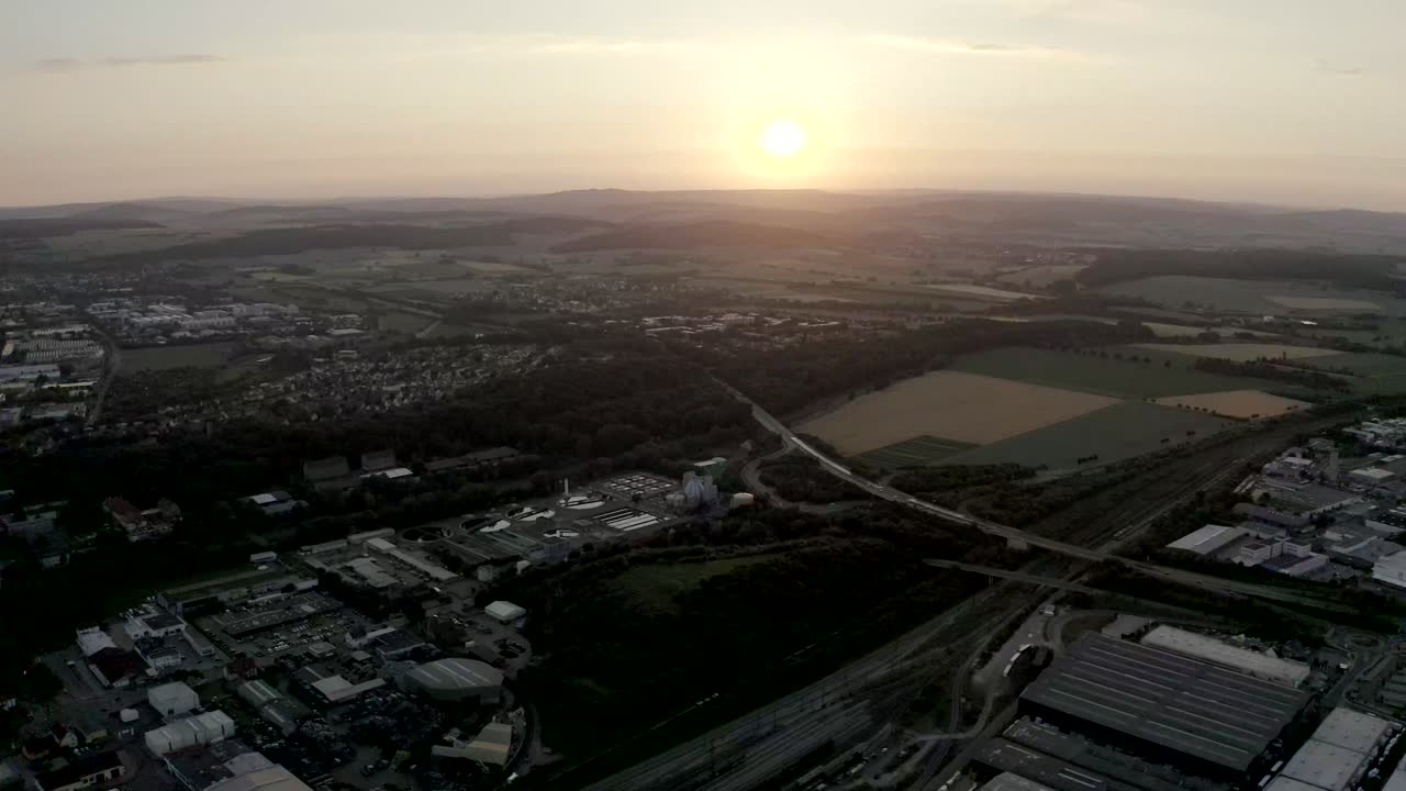 toma de drone de goettingen al atardecer