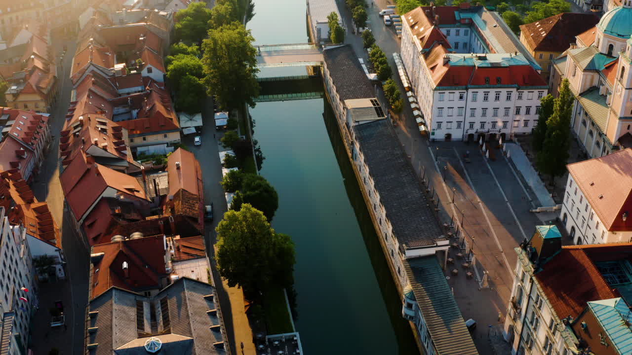 Il Ponte dei Macellai e il Ponte dei Draghi sul fiume Ljubljanica a Lubiana, Slovenia, in una mattina soleggiata.