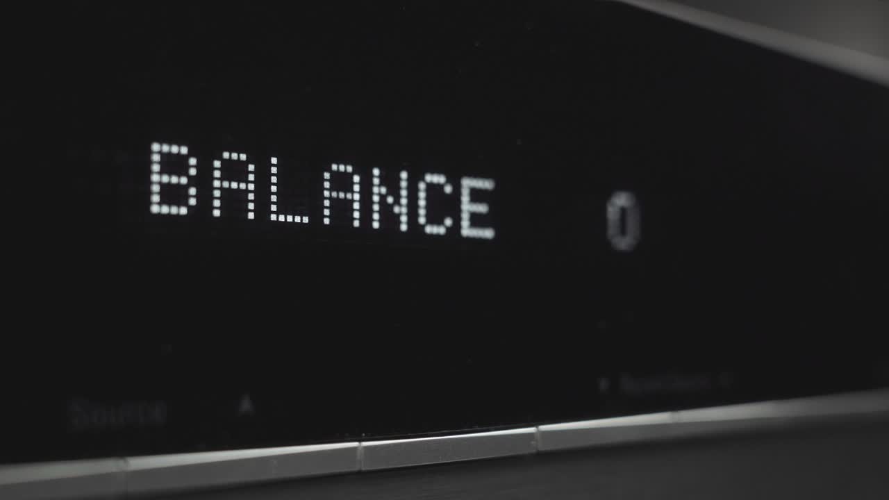 изменение настроек усилителя. звуковая система. крупный план