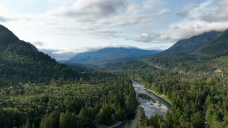 Amplia-Vista-Aérea-De-Baring,-Washington-Rodeado-Por-Las-Montañas-En-Cascada-Y-Densos-Bosques