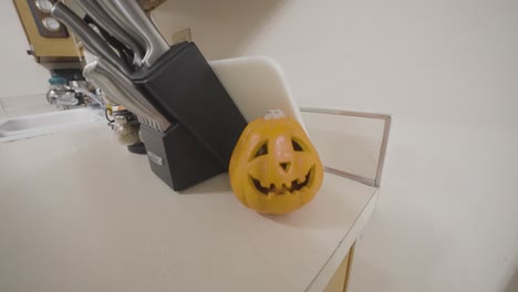 una decoración de cerámica en una cocina casera