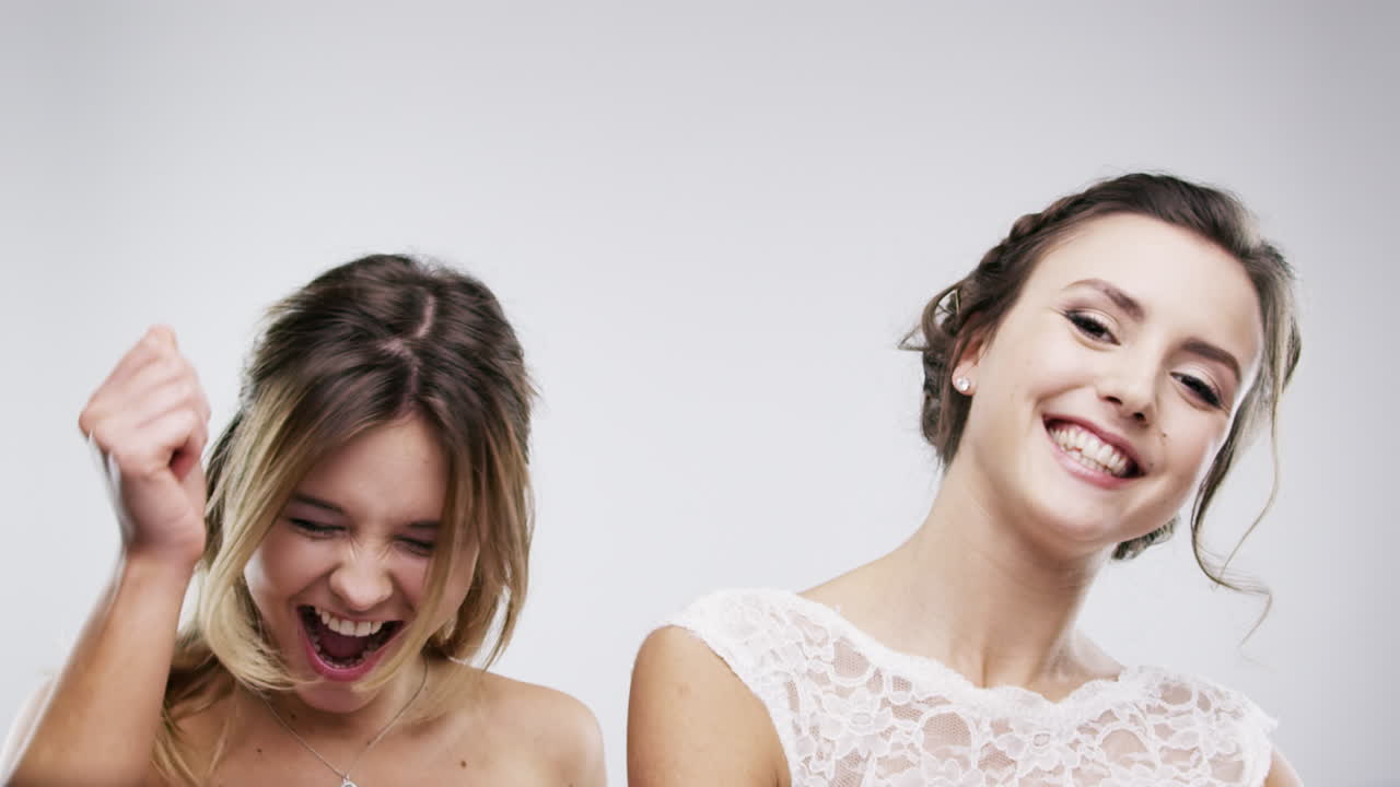 las damas de honor felices bailando