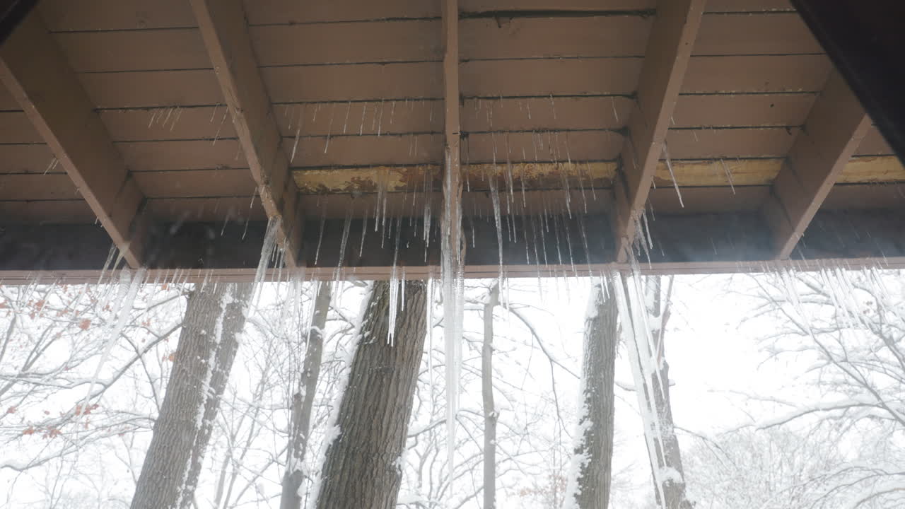 hacer zoom en los caramelos de hielo que cuelgan de un porche