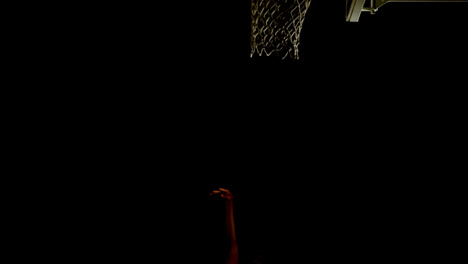 jugador de baloncesto masculino jugando en la cancha 4k