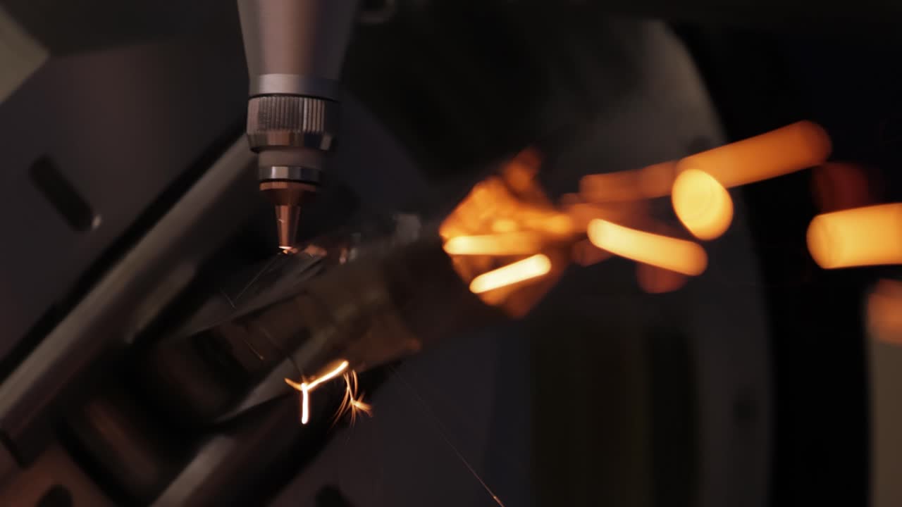 Taglio laser e a gas CNC del metallo, tecnologia industriale moderna.