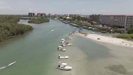 Sobrevuelo-Aéreo:-Los-Barcos-Se-Alinean-En-El-Canal-De-Broadway-En-Bonita-Beach-En-Florida