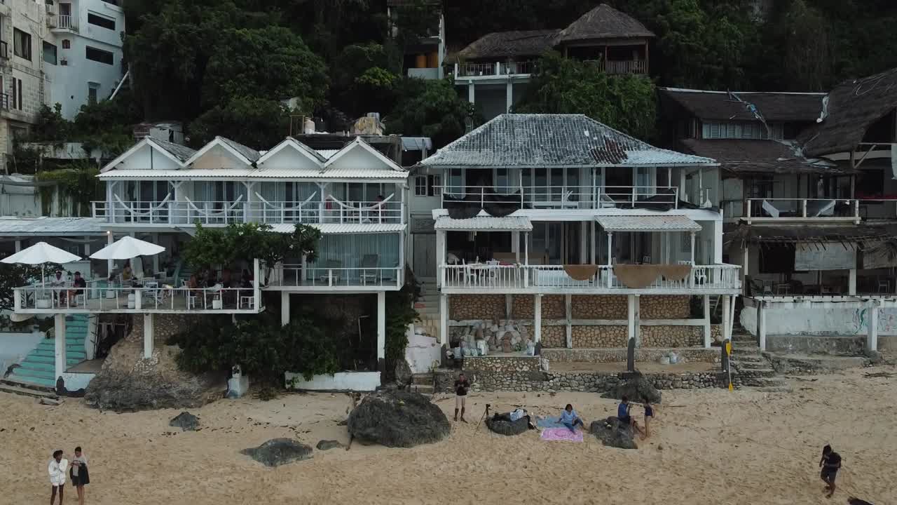 인도네시아 발리에 위치한 이국적인 절벽 집과 호텔이 있는 아름다운 빙긴 해변