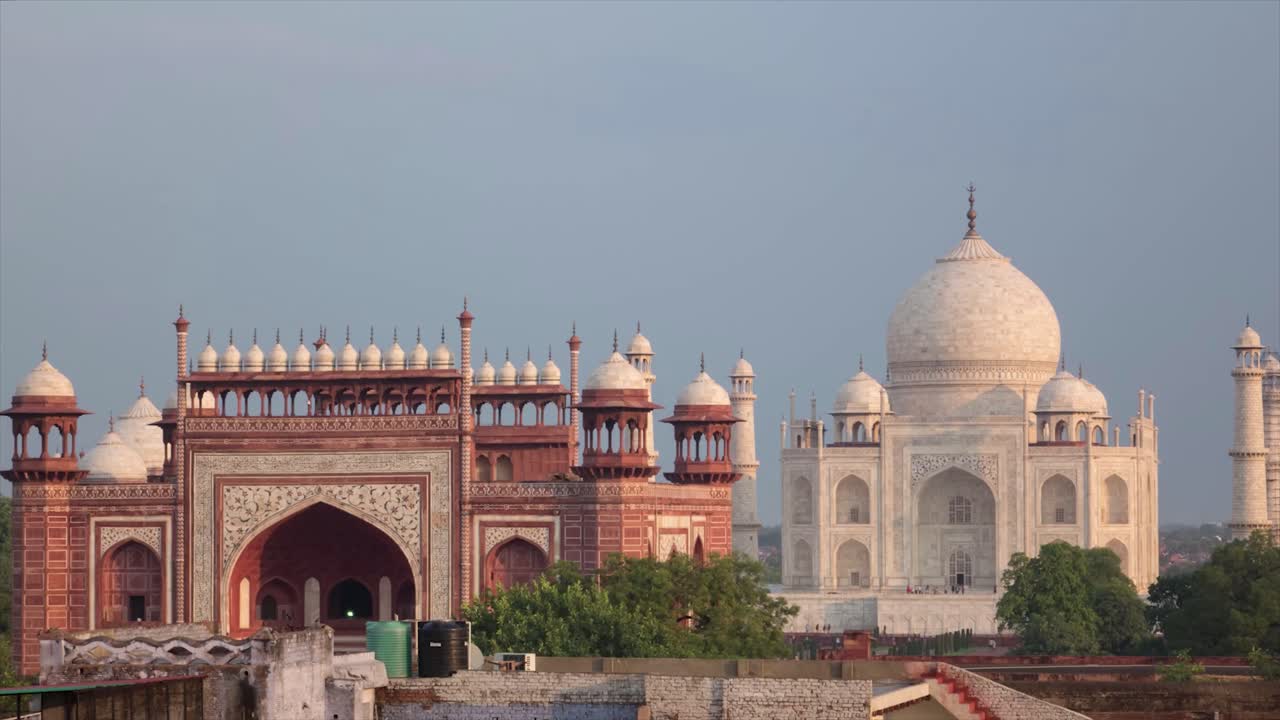 Hindistan'ın Agra şehrindeki Tac Mahal'in ikonik beyaz mermer kubbesini, simetrik tasarımını ve Babür mimarisini örnekleyen karmaşık oymalarını sergileyen çarpıcı görüntüler