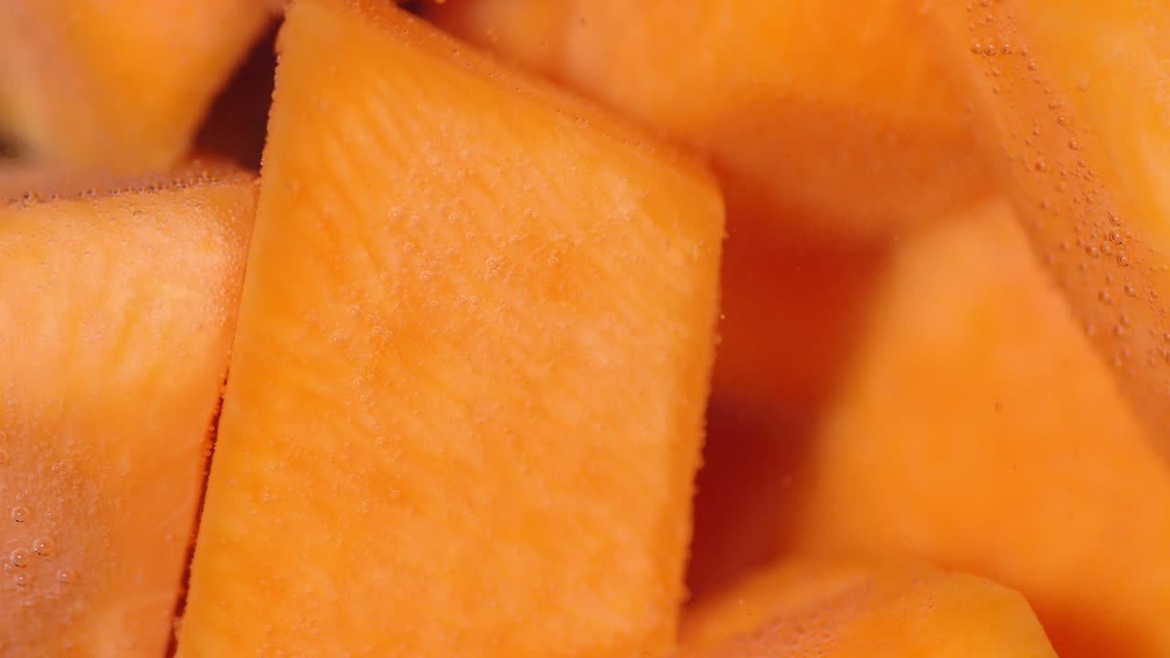 물 에 있는 신선한 오렌지 당근.